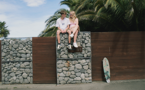 Zoom out young couple on fence